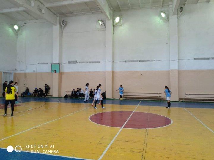 Футбол среди девочек школы